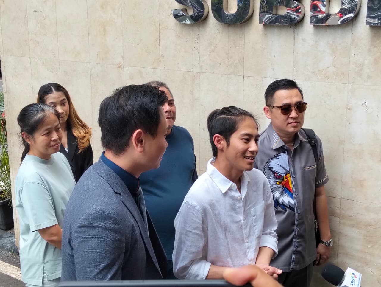 Penuhi panggilan polisi, DJ Panda ingin berdamai dengan Erika Carlina. (Foto/Bachtiarudin)