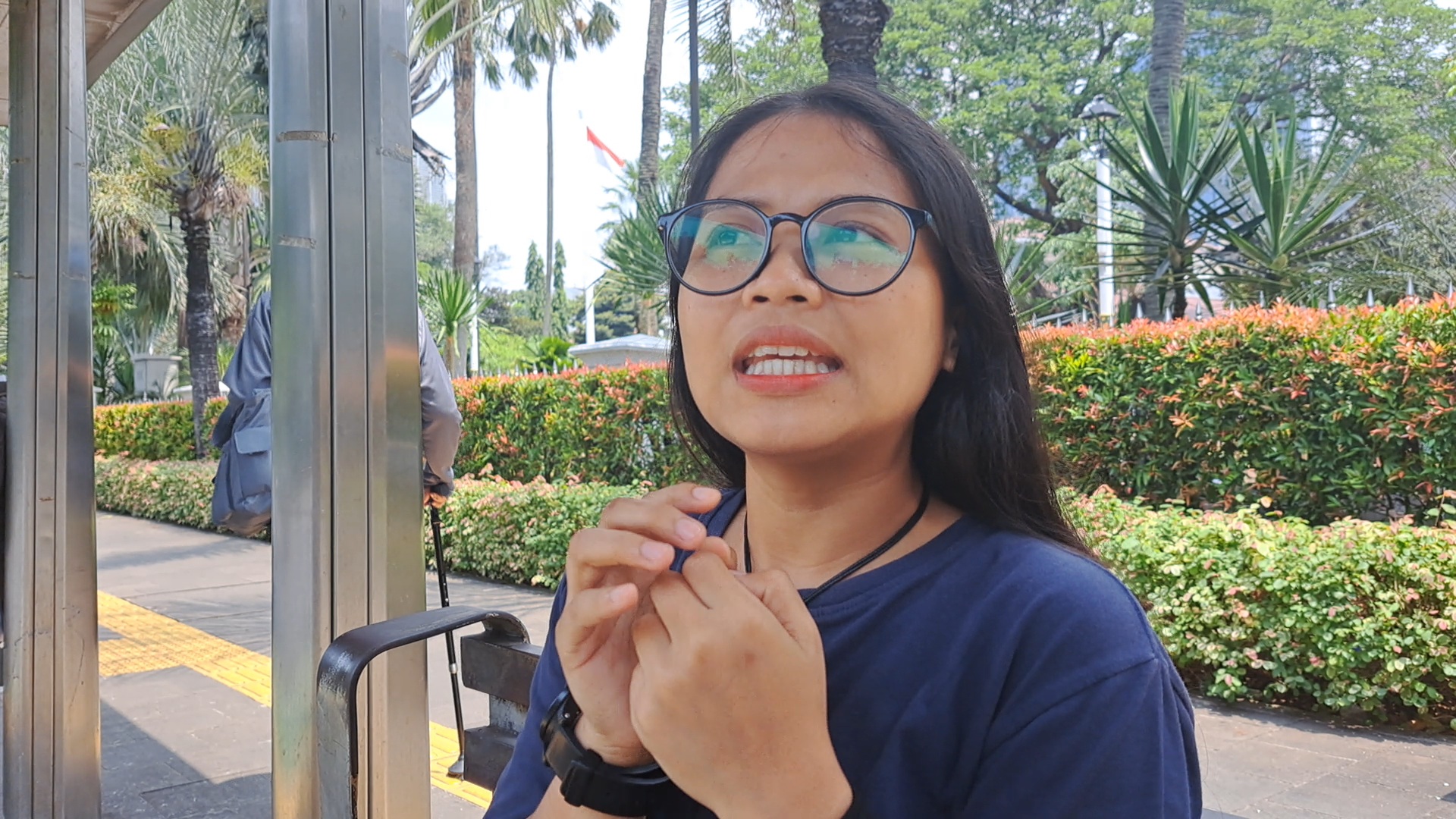 Penumpang Transjakarta, Lia menilai kenaikan tarif ke Rp5.000 masih wajar, asal tarif tetap flat dan layanan ditingkatkan. (Foto/Lydia)