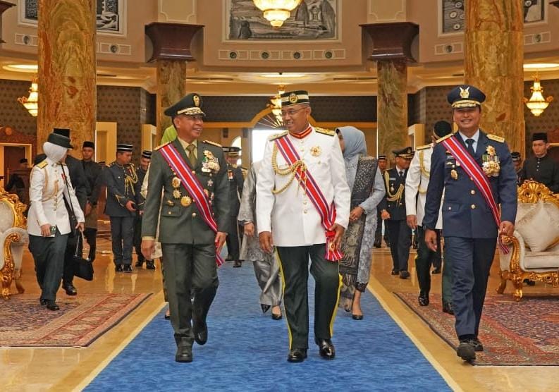 Panglima TNI Jenderal Agus Subiyanto saat menerima Darjah Panglima Gagah Angkatan Tentera (PGAT) Kehormatan. (Foto/Humas TNI)