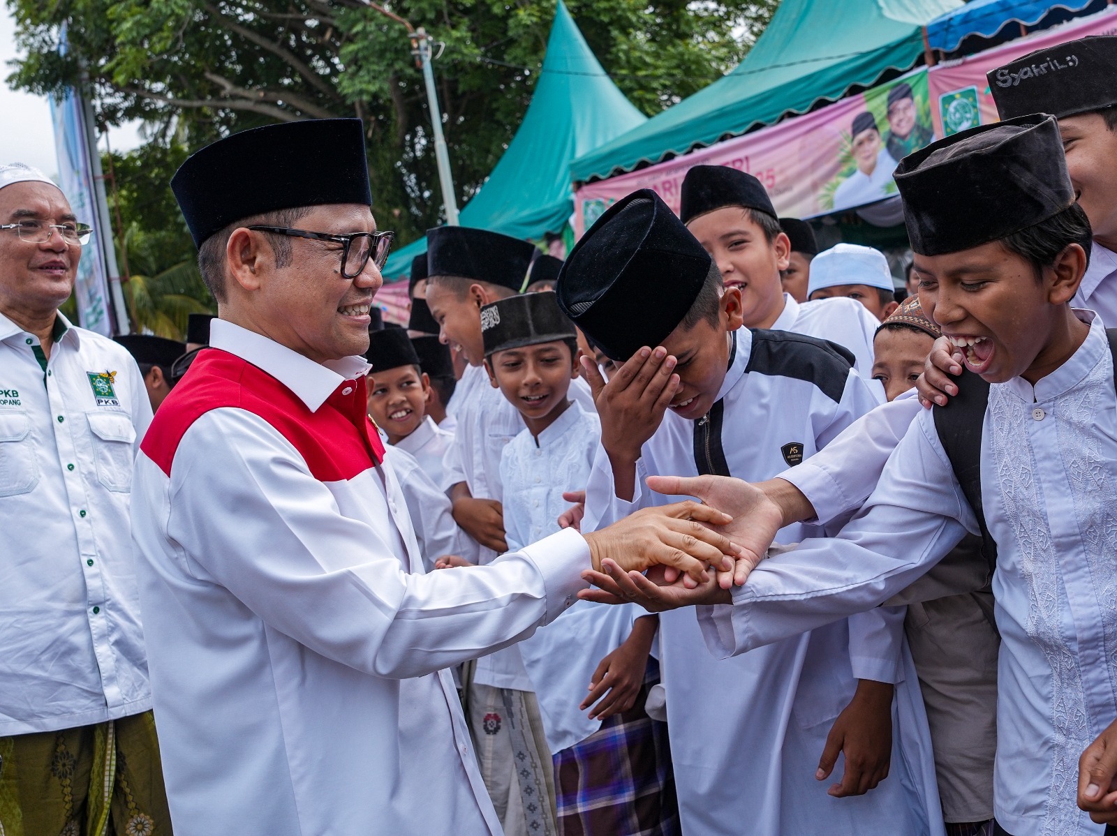Peringatan HSN di Titik Nol Barus, Cak Imin Bersyukur Indonesia Punya Santri-santri Tangguh Peringatan HSN di Titik Nol Barus, Cak Imin bersyukur Indonesia punya santri-santri tangguh. (Foto/PKB)