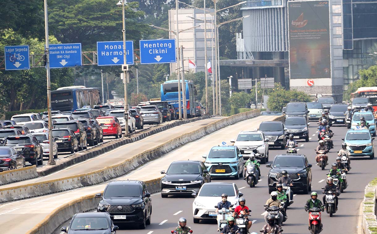 Sejumlah pengendara kendaraan bermotor melintasi Jalan Jenderal Sudirman di Jakarta,Jumat (10/10/2025).  (Beritanasional.com/Oke Atmaja)