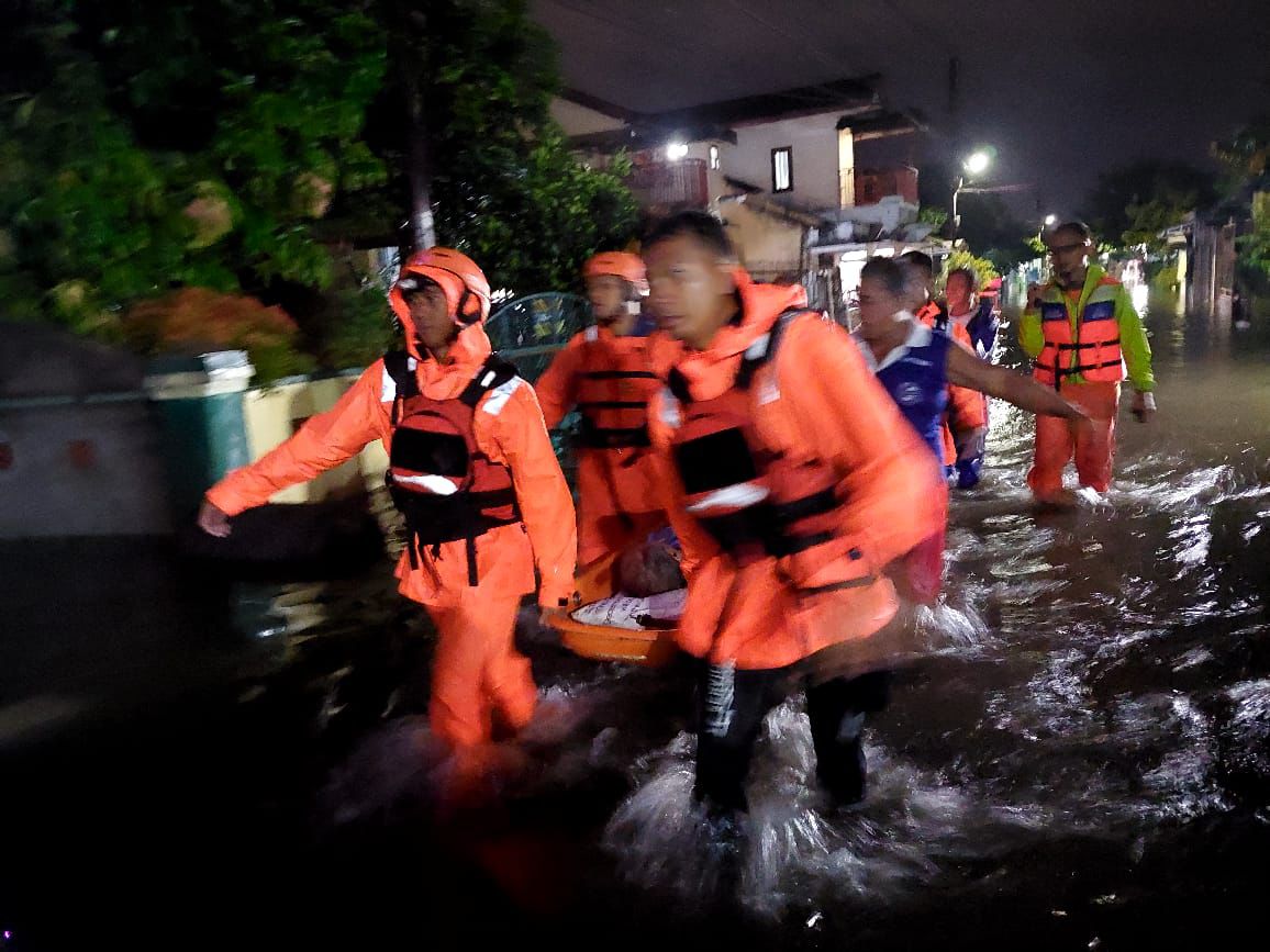 Tim BPBD Kabupaten Cilacap mengevakuasi warga terdampak banjir di wilayah Kota Cilacap Jawa Tengah. (BeritaNasional/BNPB)