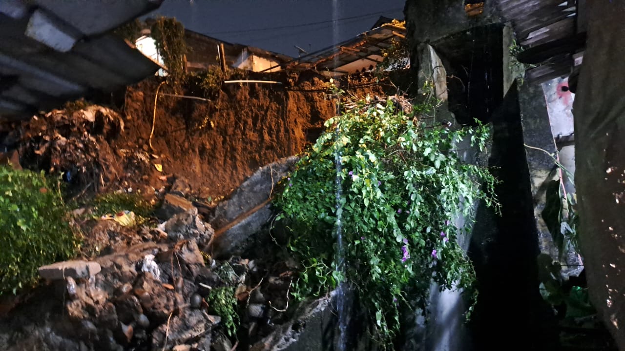 Longsor menimpa rumah warga di Kelurahan Bondongan Kota Bogor, Senin (27/10/2025). (BeritaNasional/BNPB)