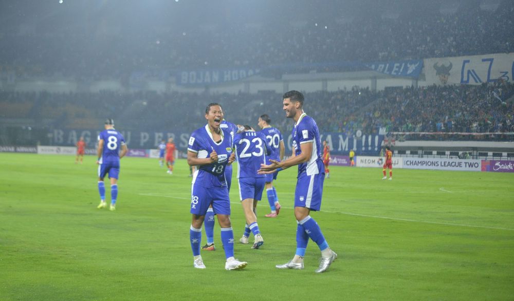 Para penggawa Persib Bandung berselebrasi merayakan gol melawan Selangor FC. (Foto/persib.co.id)