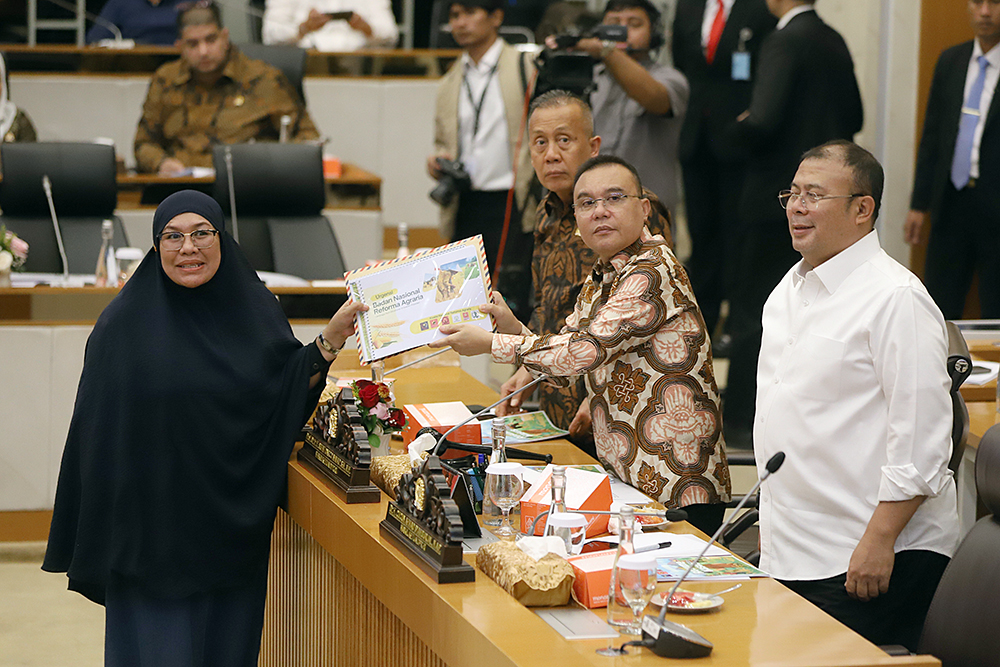 Wakil Ketua DPR RI Sufmi Dasco Ahmad, Wakil Ketua DPR RI Saan Mustopa, dan Wakil Ketua DPR RI Cucun Ahmad Syamsurijal menerima audiensi dengan Koalisi Nasional Reforma Agraria. (BeritaNasional/Elvis Sendouw)