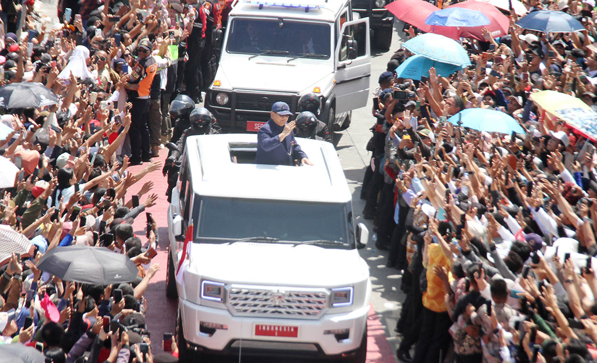 Pimpinan MPR Dukung Prabowo Wujudkan Mobil Maung Sebagai Produk Otomotif Nasional Presiden Prabowo Subianto saat menggunakan mobil maung. (BeritaNasional/Oke Atmaja)