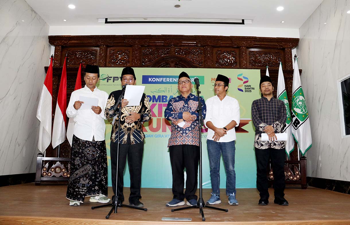 Direktur Forum Percepatan Transformasi Pesantren (FPTP) KH Saifullah Maksum (ketiga kiri) didampingi Tim FPTP menyampaikan konferensi pers  Lomba Baca Kitab Kuning di DPP PKB, Jakarta, Rabu (15/10/2025).  (Beritanasional.com/Oke Atmaja)