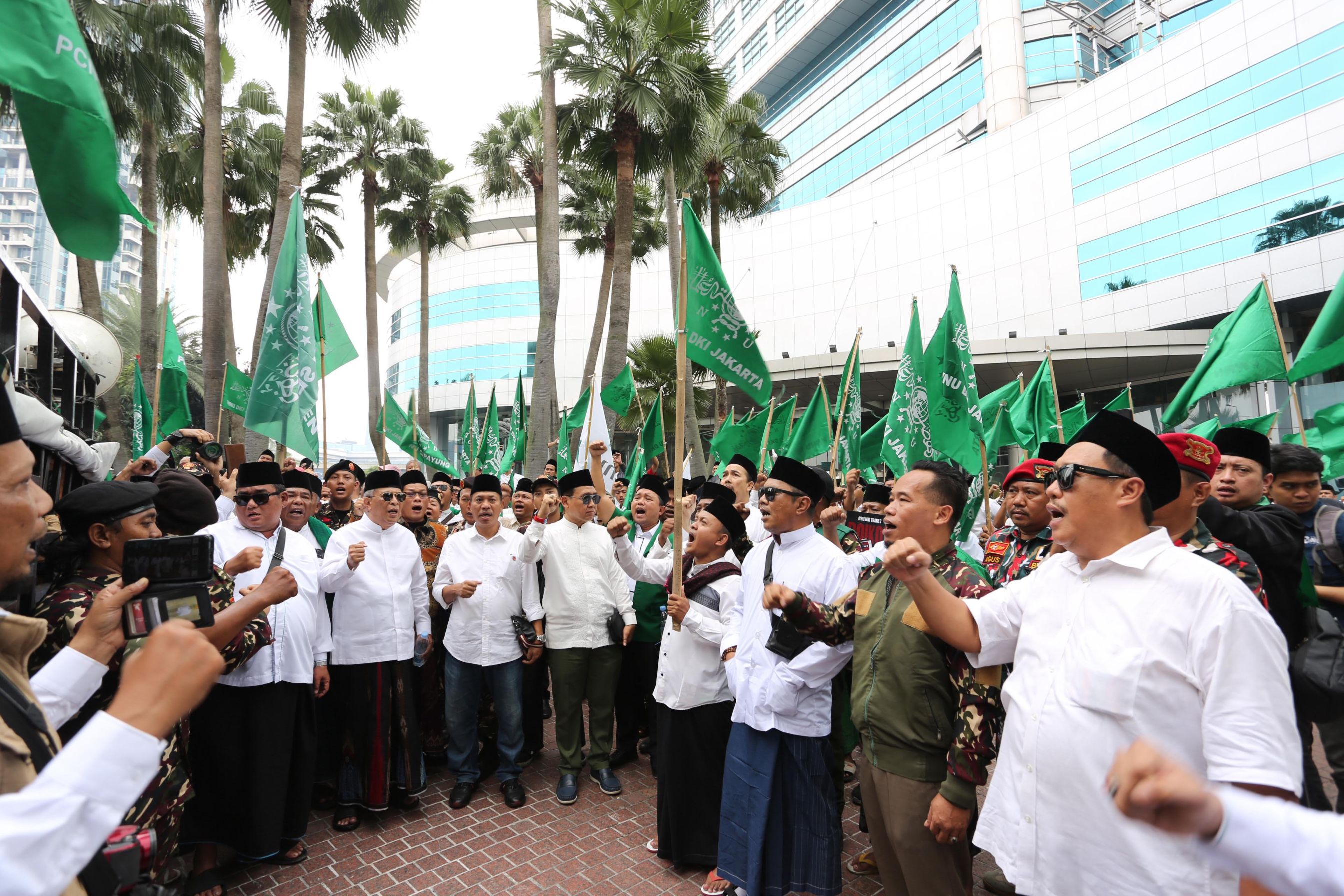 PKB dan Santri Gelar Aksi Damai di Kantor Trans7 Buntut Tayangan Diduga Lecehkan Kiai PKB dan santri gelar aksi damai di kantor Trans7, Jakarta buntut dari tayangan program Trans7 yang diduga melecehkan kiai. (Foto/Ahda)