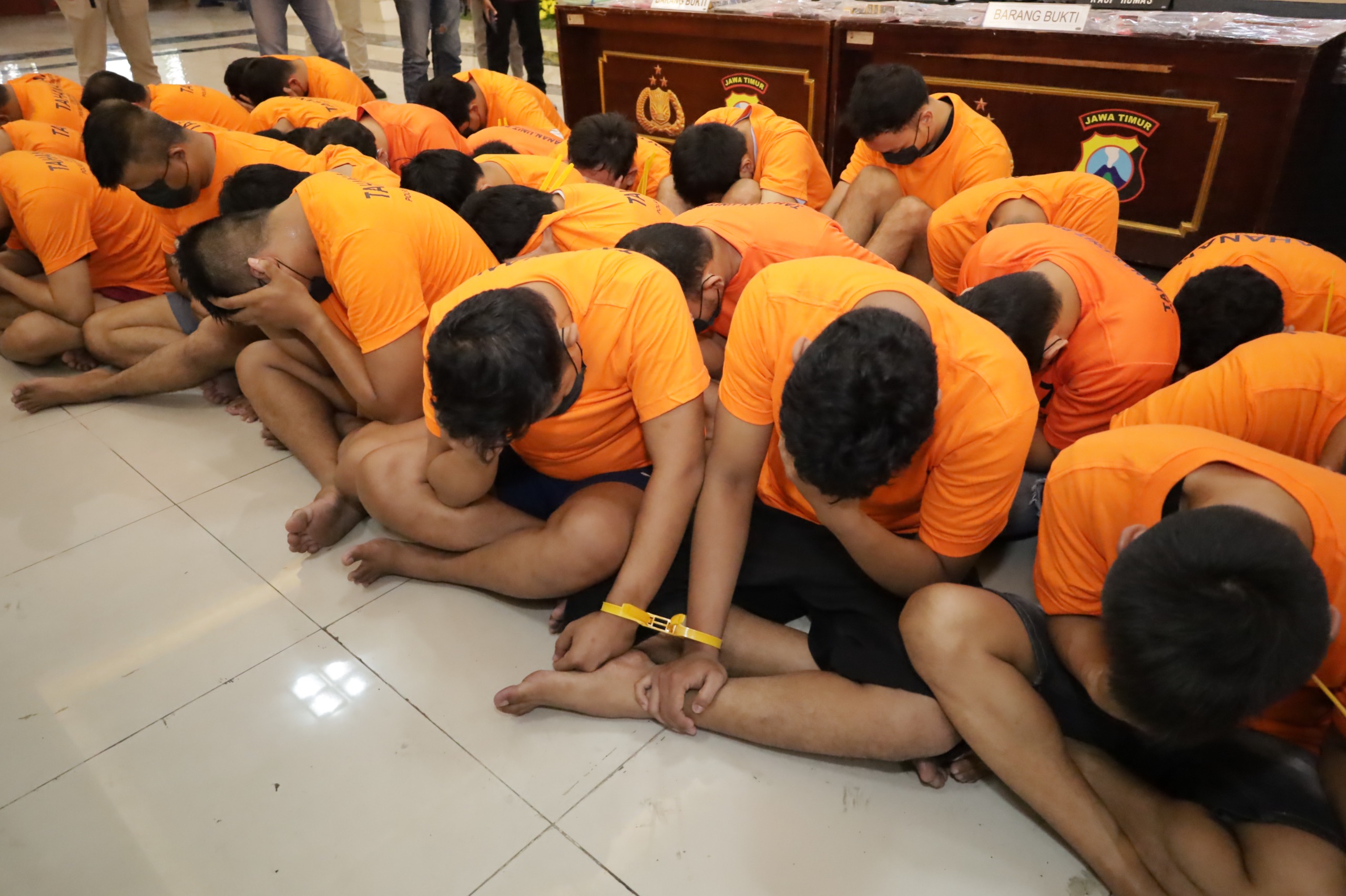 Tersangka pesta sesama jenis di Surabaya. (Foto/Polrestabes Surabaya)