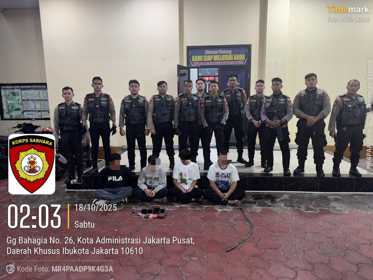 Polisi meringkus sejumlah remaja yang tawuran dengan membawa sajam dan ganja di Jakpus. (Foto/Humas Polres Metro Jakpus)