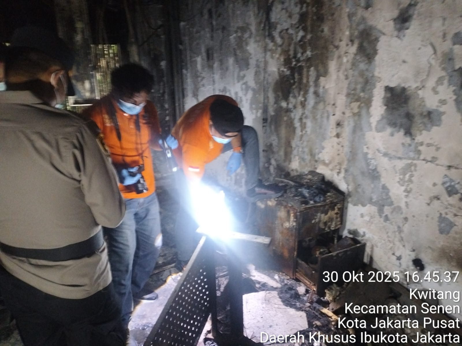 Petugas menemukan kerangka manusia Gedung ACC Kwitang. (Foto/Istimewa)