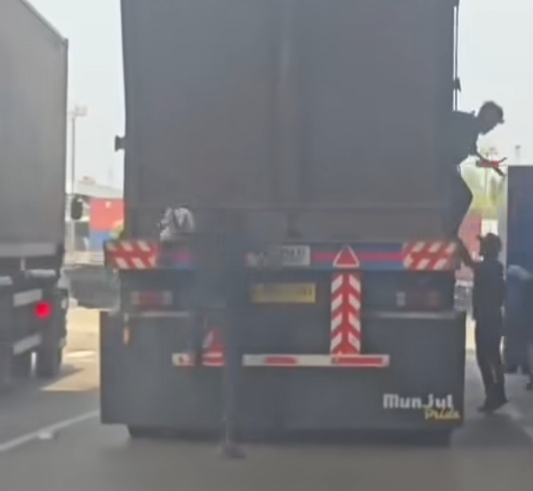 Aksi bajing loncat curi besi di sebuah mobil truk Jakarta Utara. (BeritaNasional/Bachtiaruddin)