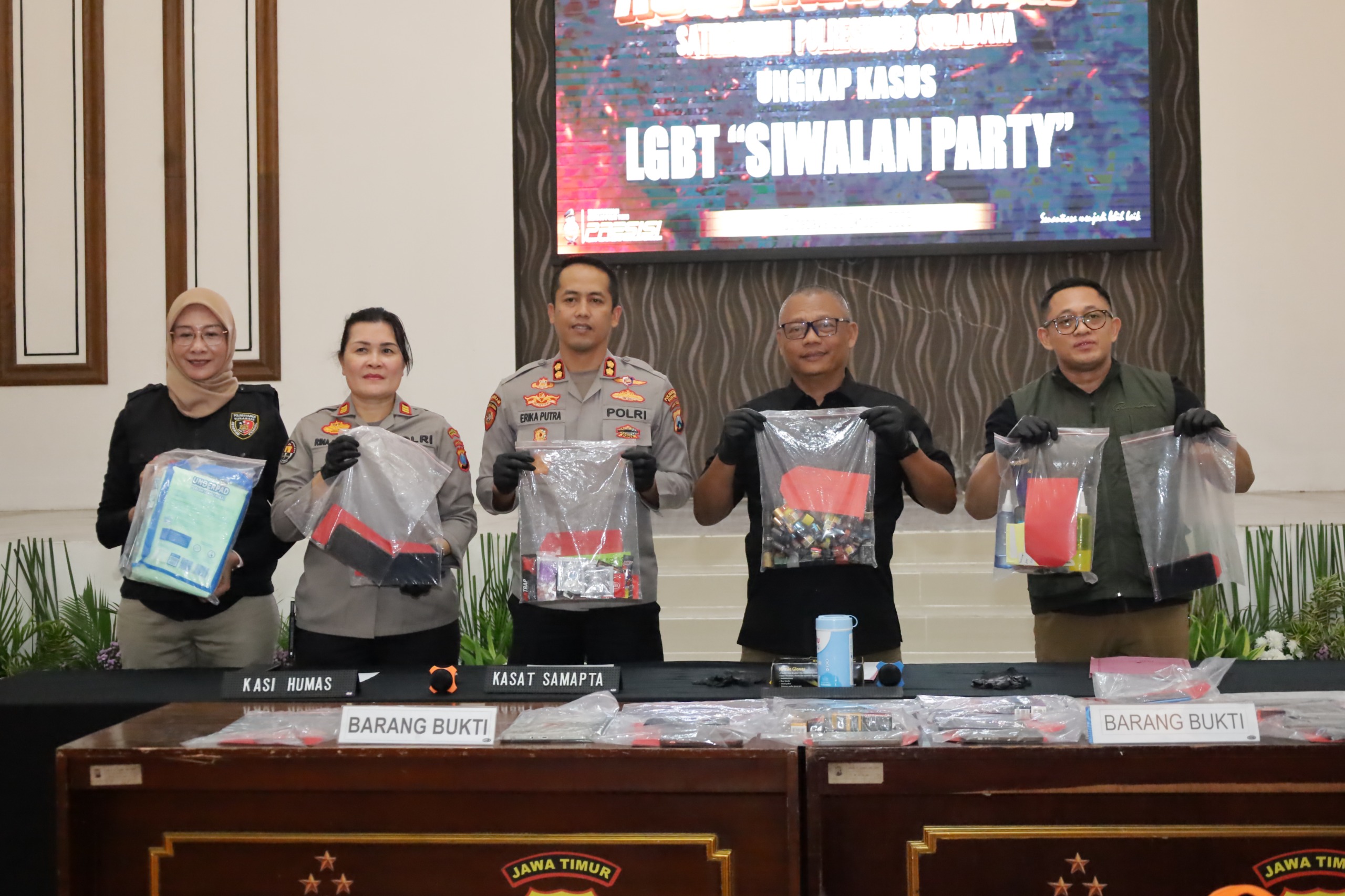 Kasatreskrim Polrestabes Surabaya, AKBP Edy Herwiyanto dalam konferensi pers pesta sesama jenis. (Foto/istimewa)