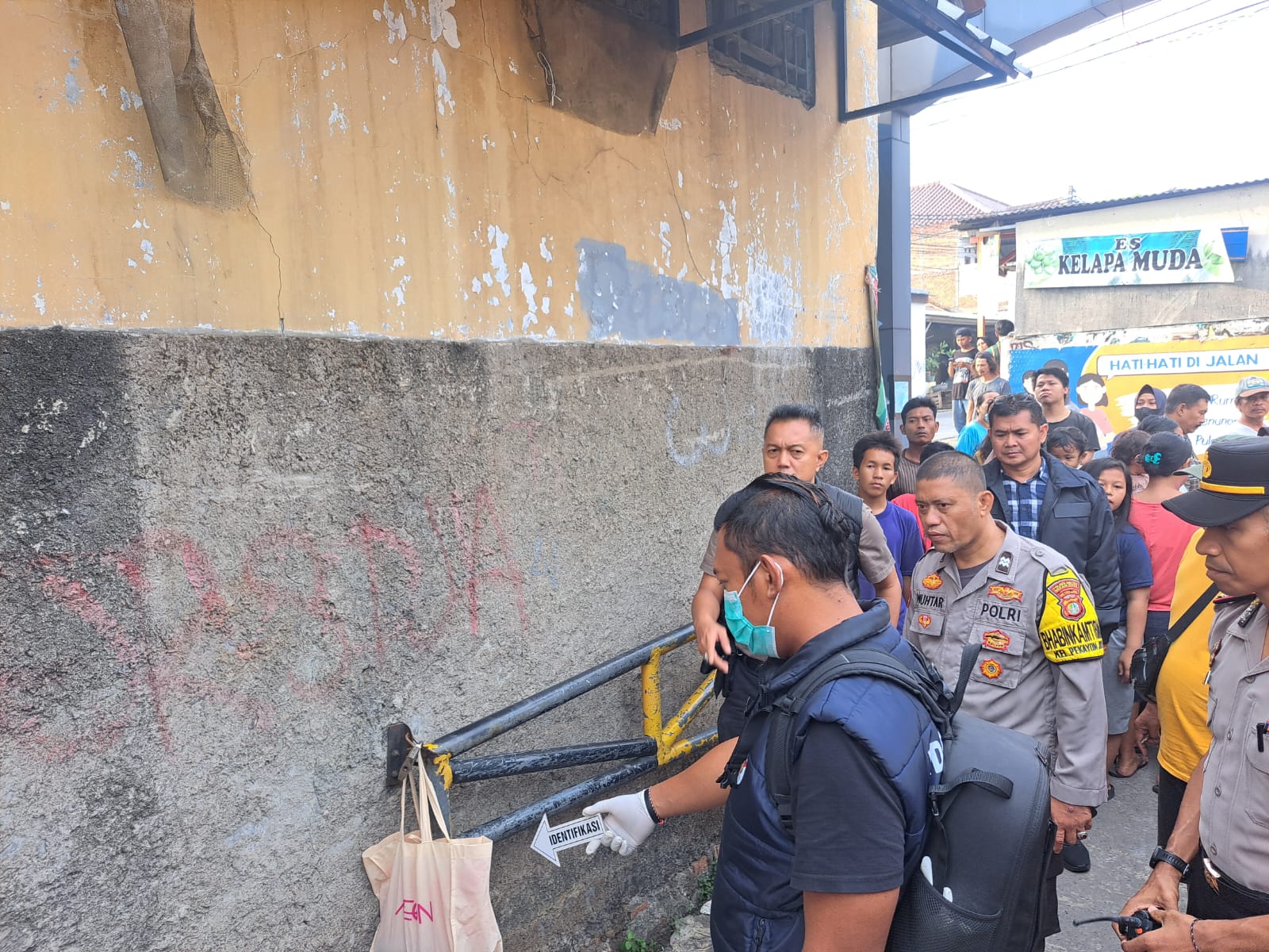 Polisi di tempat kejadian perkara penemuan jasad bayi di Bekasi Selatan. (Foto/Istimewa)
