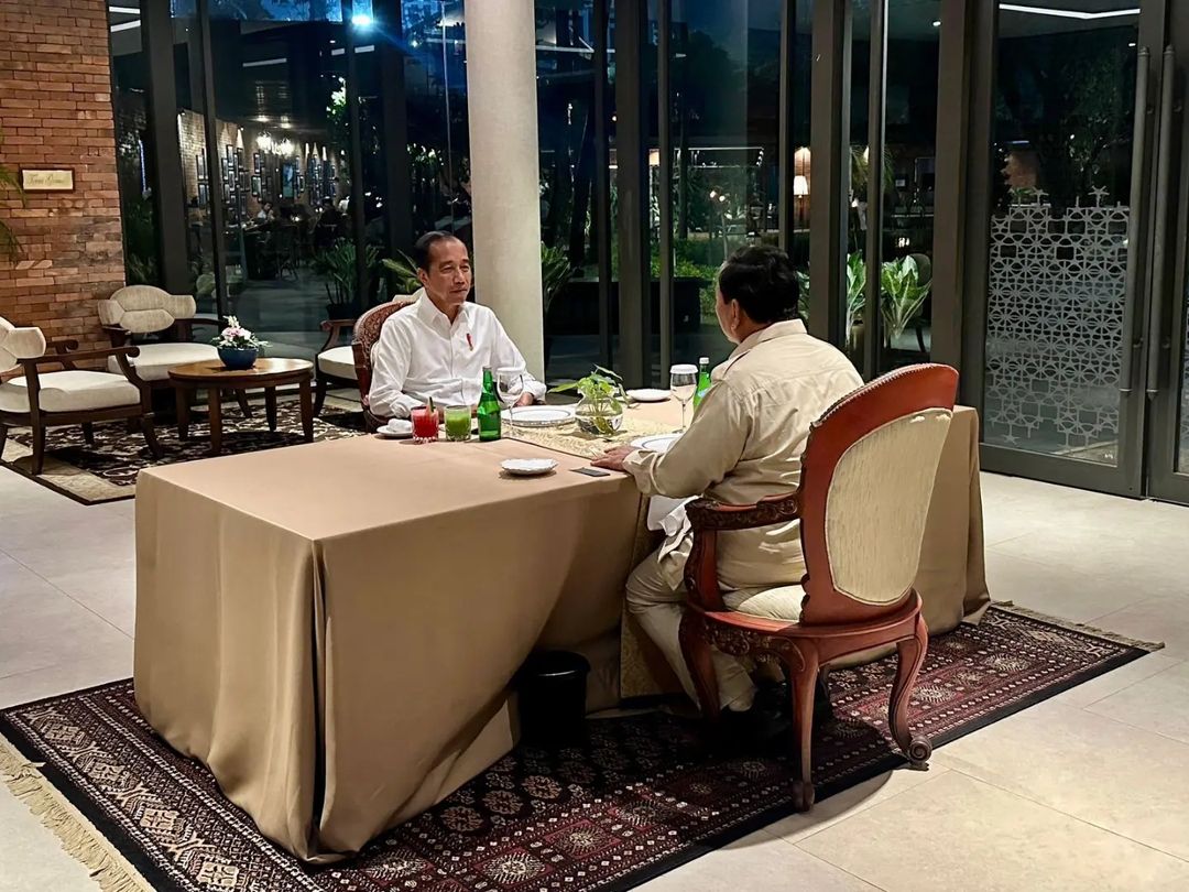 Presiden ke-7 RI Jokowi saat makan malam dengan Presiden Prabowo Subianto beberapa waktu lalu (Foto/instagram/Jokowi).