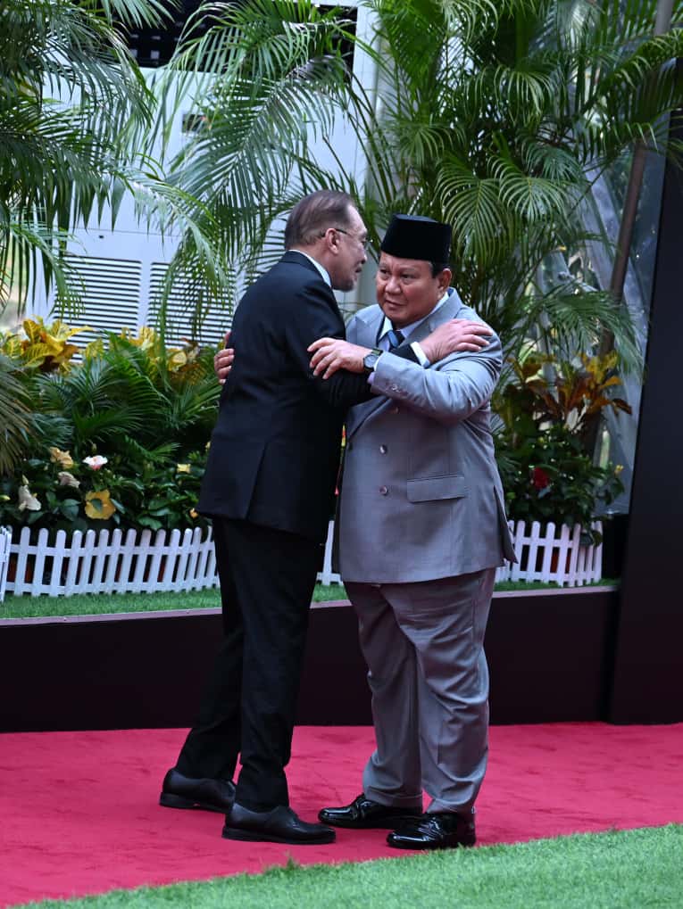 Presiden Prabowo Subianto disambut PM Malaysia Anwar Ibrahim di KTT Asean. (BeritaNasional/Setpres)