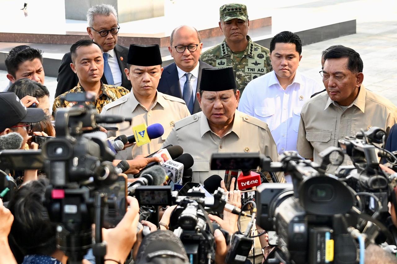 Presiden Prabowo memberikan keterangan kepada wartawan di Bandara Halim Perdanakusuma Jakarta Timur. (BeritaNasional/Setpres)