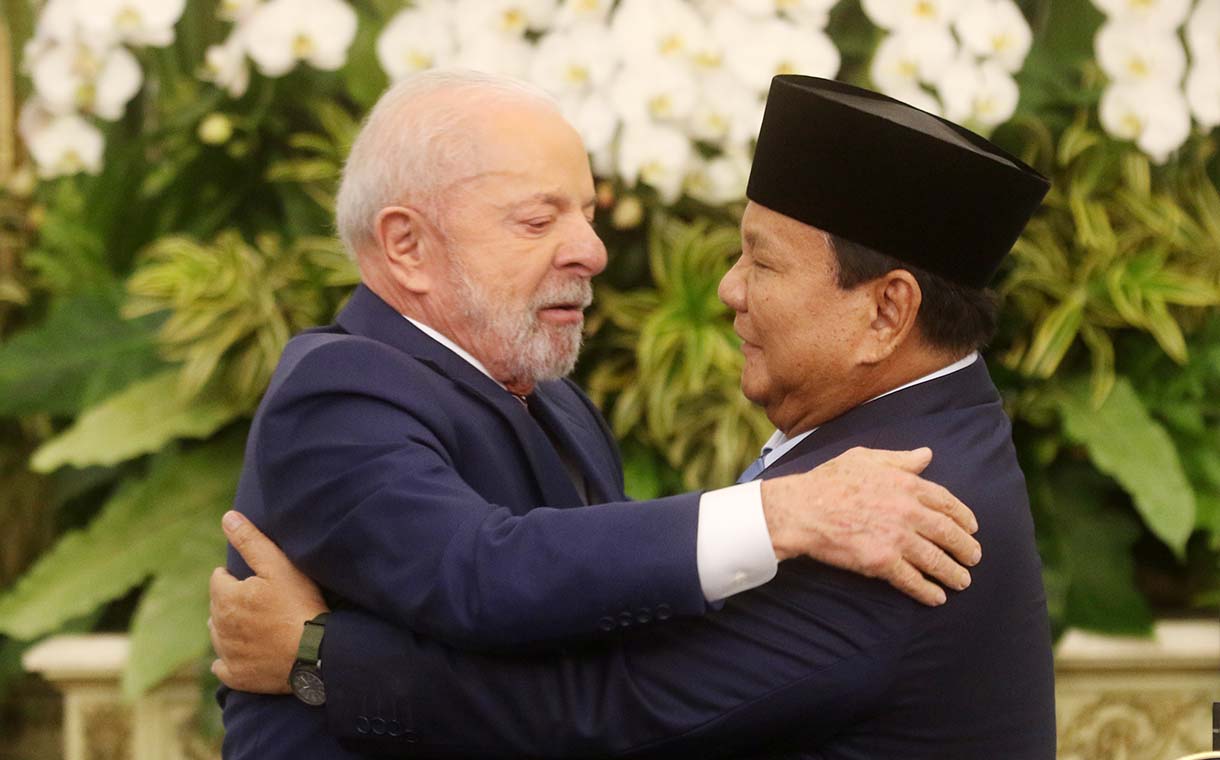 Presiden Prabowo Subianto (kanan) bersama Presiden Brazil Luiz InÃ¡cio Lula da Silva (kiri) berpelukan usai menyampaikan keterangan kepada wartawan di Istana Merdeka, Jakarta, Kamis (23/10/2025).  (Beritanasional.com/Okeatmaja)
