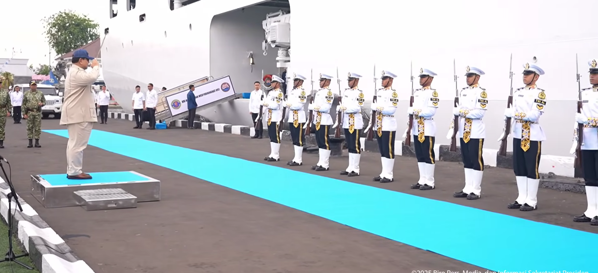 Presiden Prabowo Saksikan Kapal Perang TNI AL yang Unjuk Gigi di Teluk Jakarta. (Foto/YouTube Sekretariat Presiden)