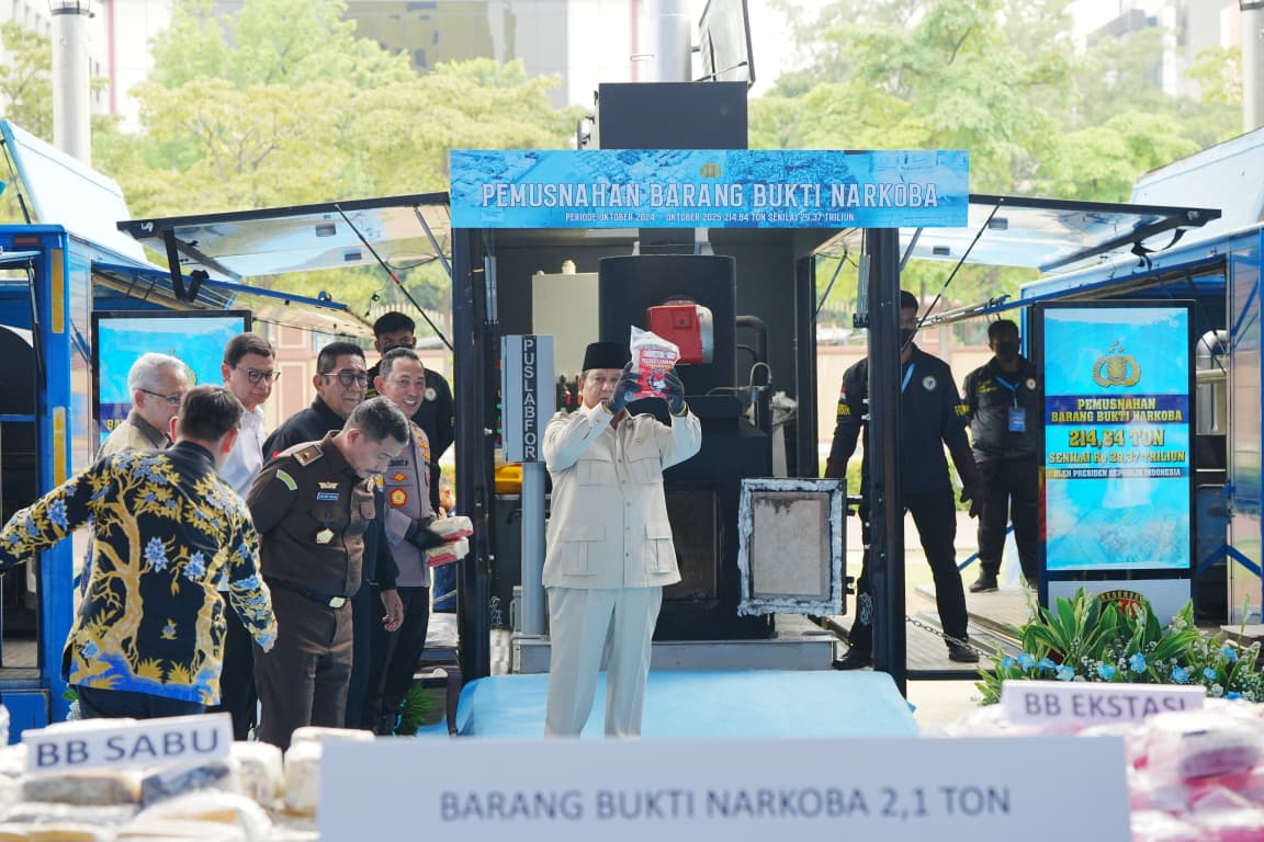 Presiden Prabowo Subianto mengangkat salah satu barang sitaan narkoba Polri di Mabes Polri. (BeritaNasional/dok Polri)