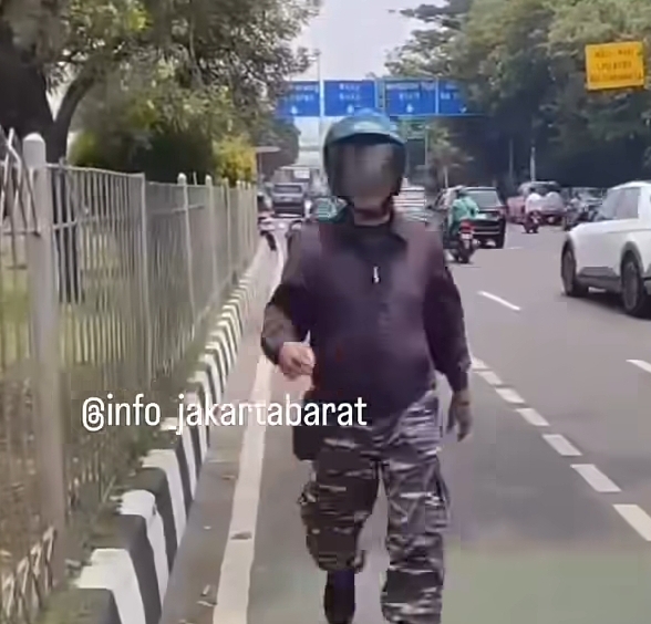 Insiden prajurit TNI AL viral pukul ojol di Jakarta Barat. (Foto/Instagram @info_jakarta)