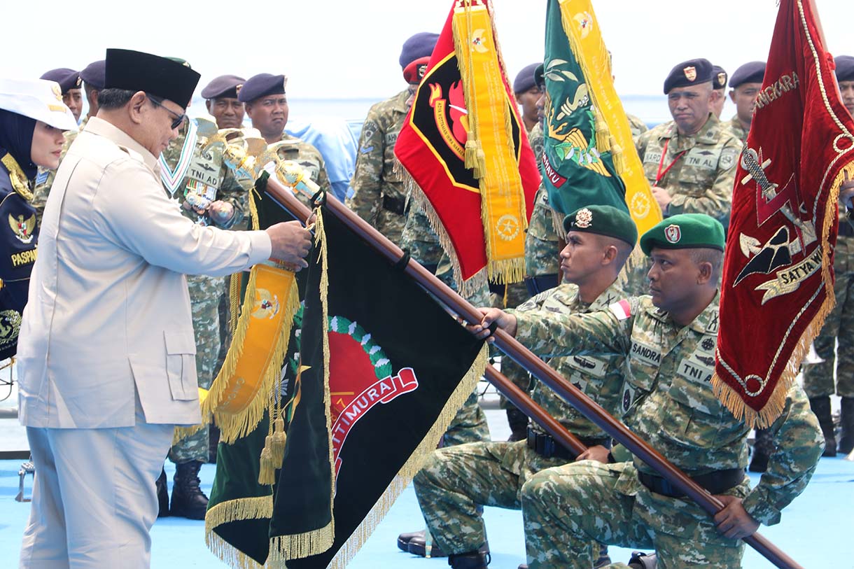 Presiden Prabowo Subianto memberikan Tanda Kehormatan Samkaryanugraha kepada Skadron Udara Lanud Atang Sendjaja di atas KRI dr. Radjiman Wedyodiningrat di perairaan Teluk Jakarta, Kamis (2/10/2025).  (Beritanasional.com/Oke Atmaja)