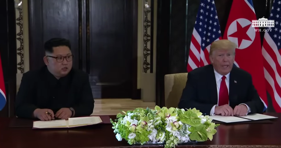 Presiden AS Donald Trump (kanan) bersama Pemimpin Korea Utara Kim Jong Un. (Foto/YouTube Trump White House)