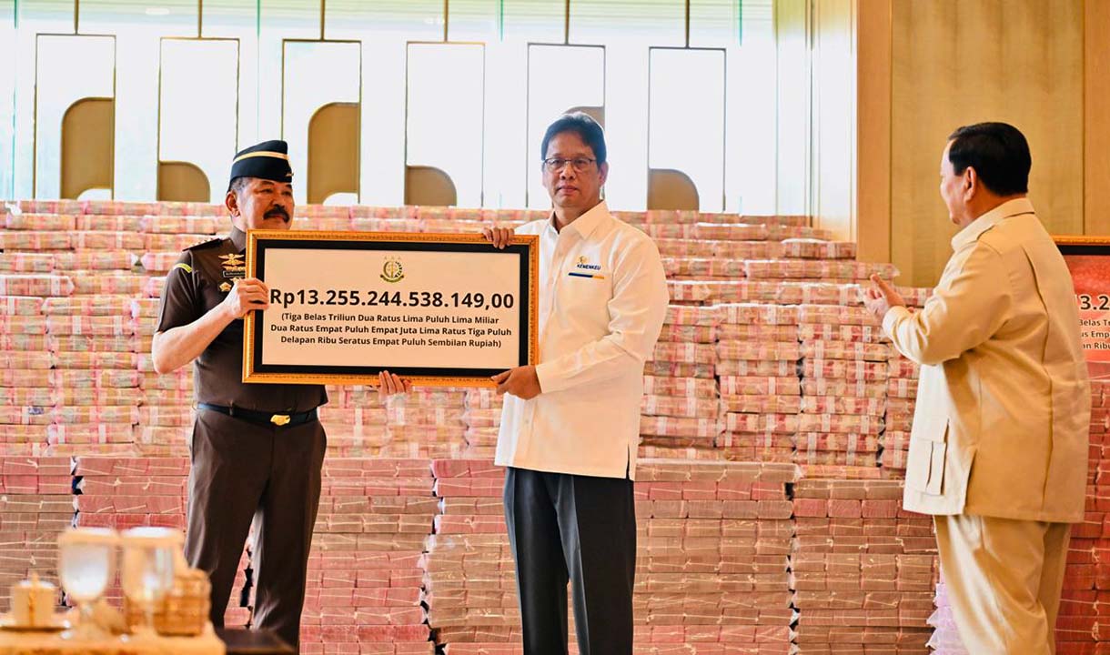 Presiden Prabowo Subianto (kanan) menyaksikan Jaksa Agung ST Burhanuddin (kiri) menyerahkan secara simbolis kepada Menteri Keuangan Purbaya Yudhi Sadewa (kedua kiri) saat penyerahan uang pengganti kerugian negara hasil korupsi minyak kelapa sawit (CPO) di Kejaksaan Agung, Jakarta, Senin (20/10/2025). (Biropers)