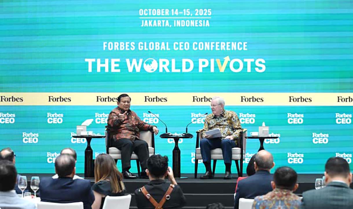 Presiden Prabowo Subianto (kiri) berdialog dengan Pimpinan Forbes Media Steve Forbes (kanan) pada Forbes Global CEO Conference 2025 di Jakarta, Rabu (15/10/2025). (Biropers)