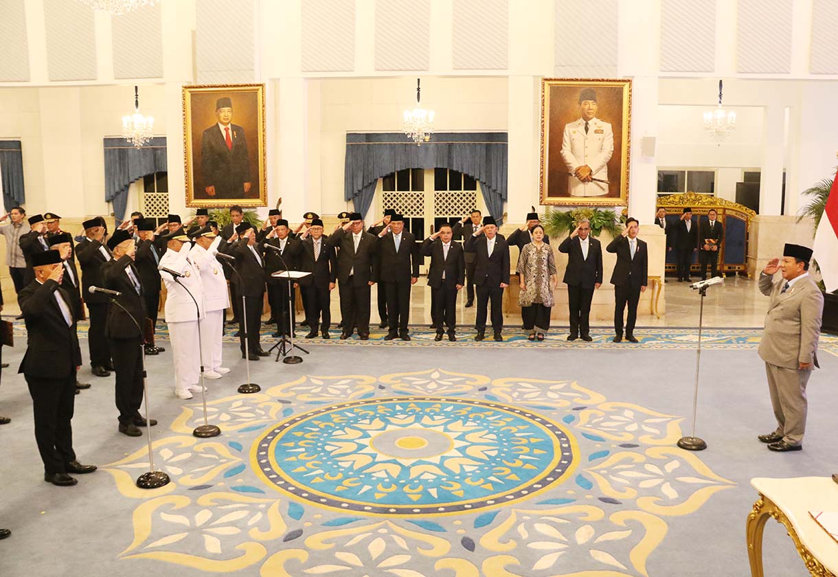 Presiden Prabowo Subianto (kanan) melalukan penghormatan saat acara pelantikan di Istana Negara, Jakarta, Rabu (8/10/2025).  (Beritanasional.com/Oke Atmaja)