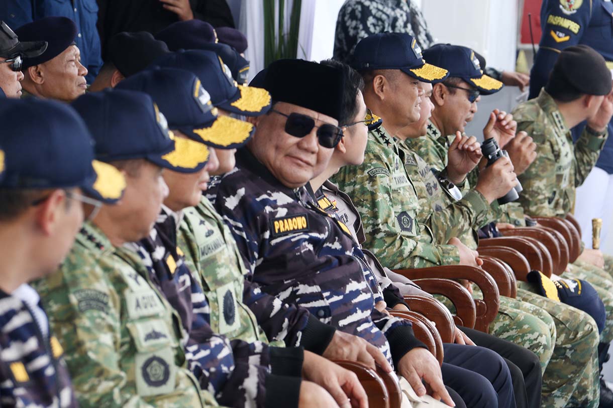 Presiden Prabowo Subianto (ketiga kiri) dan Wakil Presiden Gibran Rakabuming Raka (keemapt kiri) didampingi Menteri Pertahanan Sjafrie Sjamsoeddin (kiri) dan KSAL Laksamana TNI Muhammad Ali (kedua kiri) menyaksikan Sailing Pass di atas KRI dr. Radjiman Wedyodiningrat di perairaan Teluk Jakarta, Kamis (2/10/2025).(Beritanasional.com/Oke Atmaja)