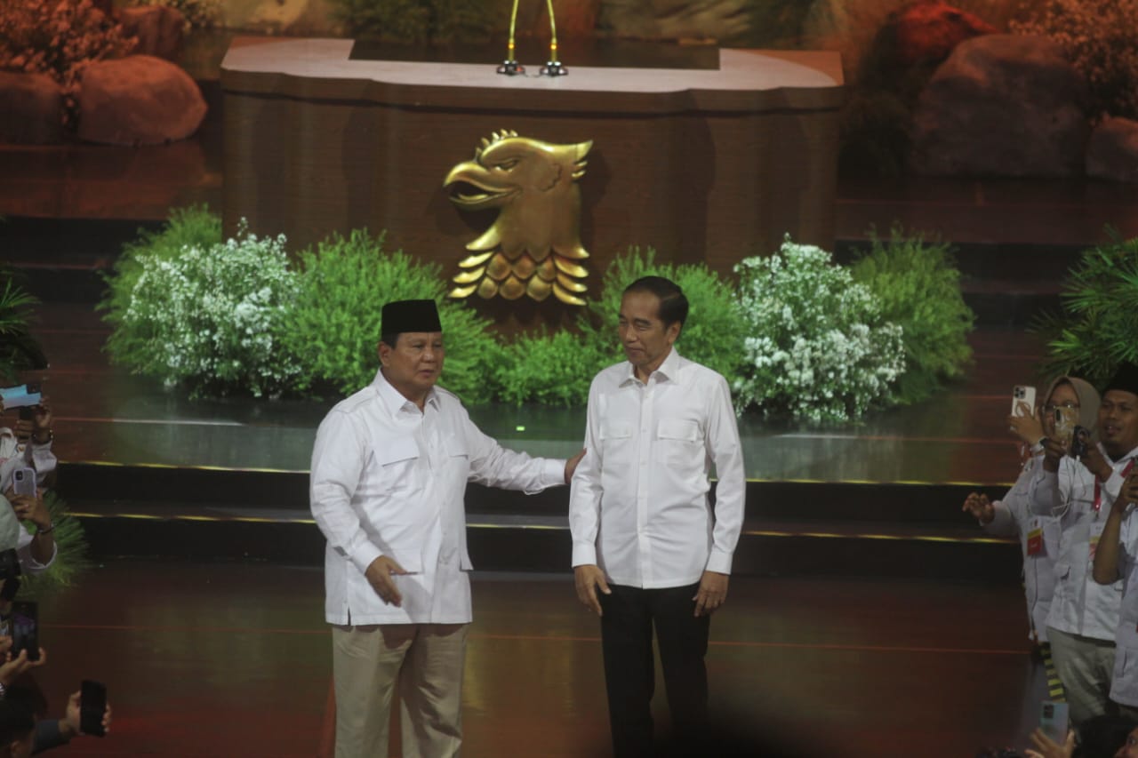 Presiden Prabowo Subianto (kiri) bersama Presiden Ketujuh Jokowi saat perayaan HUT Ke-17 Gerindra. (BeritaNasional/Oke Atmaja)