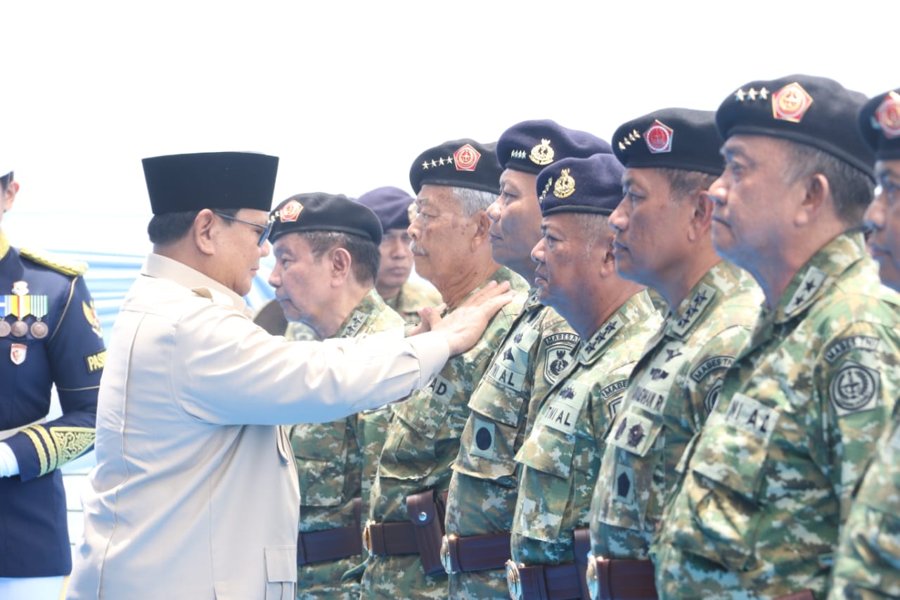 Presiden Prabowo Subianto menganugerahkan pangkat istimewa kepada 11 Purnawirawan TNI. (BeritaNasional/Oke Atmaja)