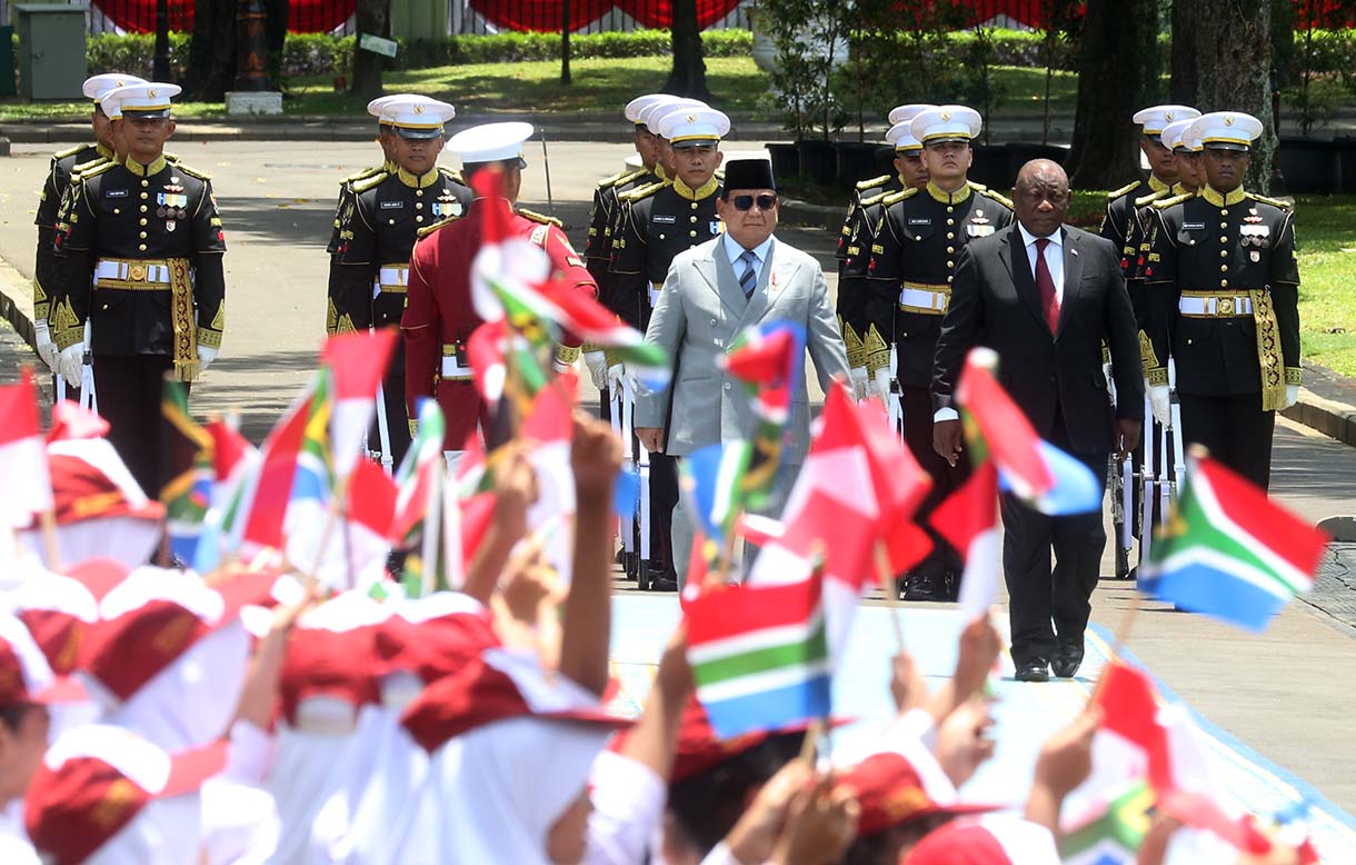 Presiden Prabowo Subianto (baris depan, tengah) memeriksa pasukan bersama Presiden Afrika Selatan Cyril Ramaphosa (baris depan, kanan) dalam kunjungan kenegaraan di Istana Merdeka, Jakarta, Rabu (22/10/2025).  (Beritanasional.com/Okeatmaja)