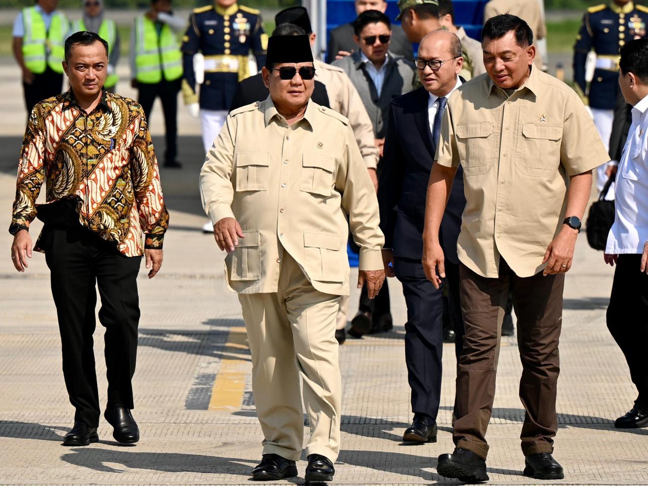 Presiden Prabowo Subianto tiba dari Mesir di Bandara Halom Perdanakusuma Jakarta Timur. (BeritaNasional/Setpres)