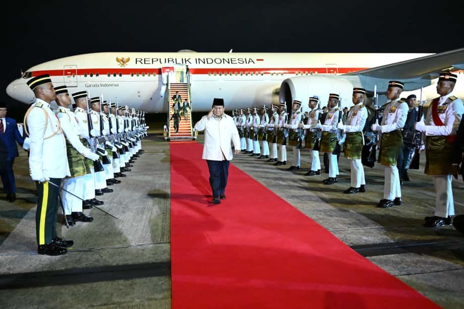 Presiden Indonesia Prabowo Subianto (tengah) saat tiba di Malaysia untuk menghadiri KTT ASEAN. (Foto/BPMI)