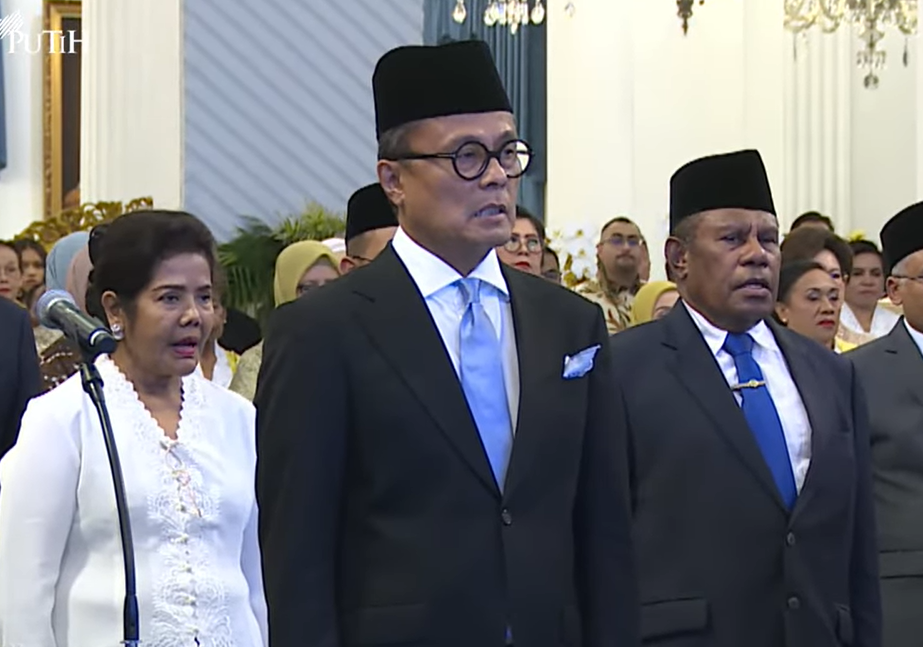 Dony Oskaria (tengah) dilantik Presiden Prabowo sebagai Kepala BP BUMN di Istana Negara. (foto/BPMI Setpres)