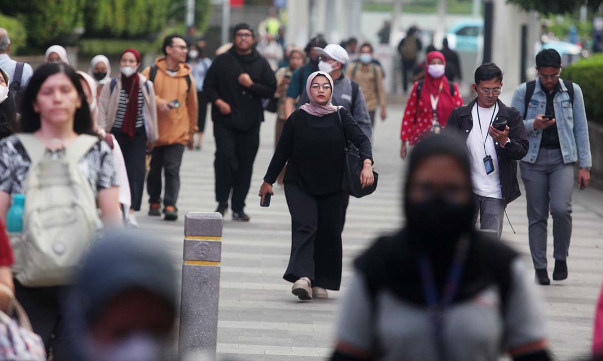 Sejumlah pekerja berjalan kaki di Trotoar jalan Sudirman-Thamrin, Kawasan Bendungan Hilir, Jakarta, Kamis (14/10/2025).(Beritanasional.com/Oke Atmaja)