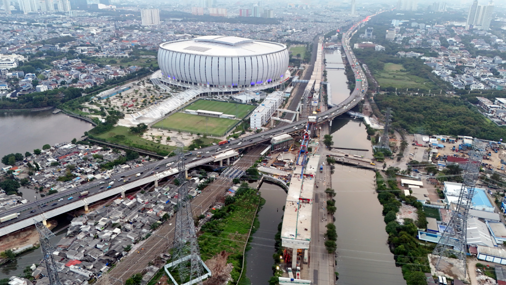 Suasana pembangunan Jalan Tol Harbour Road II yang menghubungkan Ancol Timur dan Pluit di kawasan Tanjung Priok, Jakarta Utara, Sabtu (11/10/2025).  (Beritanasional.com/Oke Atmaja)