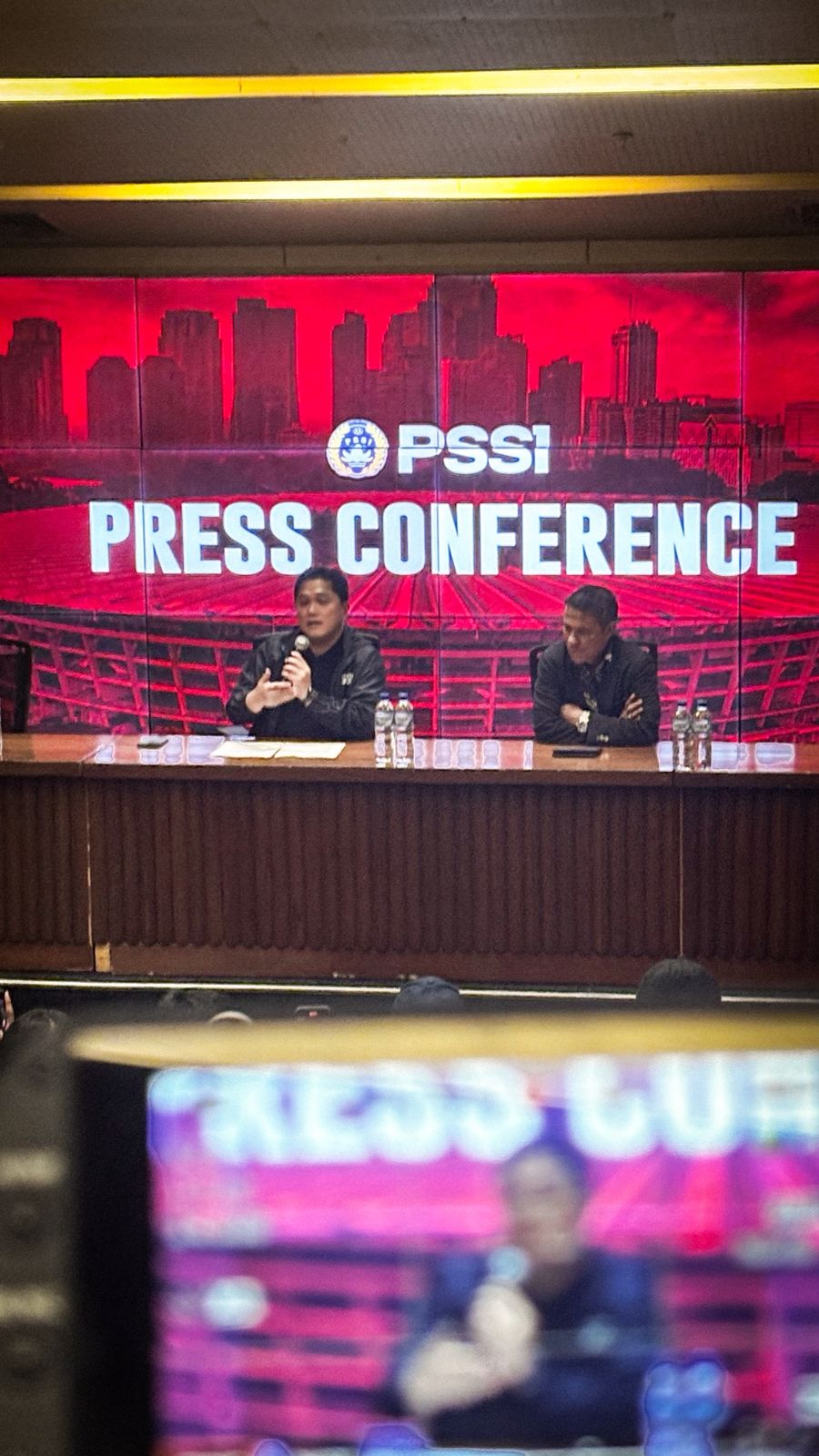 Ketum PSSI Erick Thohir (kiri) saat memberikan keterangan pers. (BeritaNasional/Satria Ismoyojati)