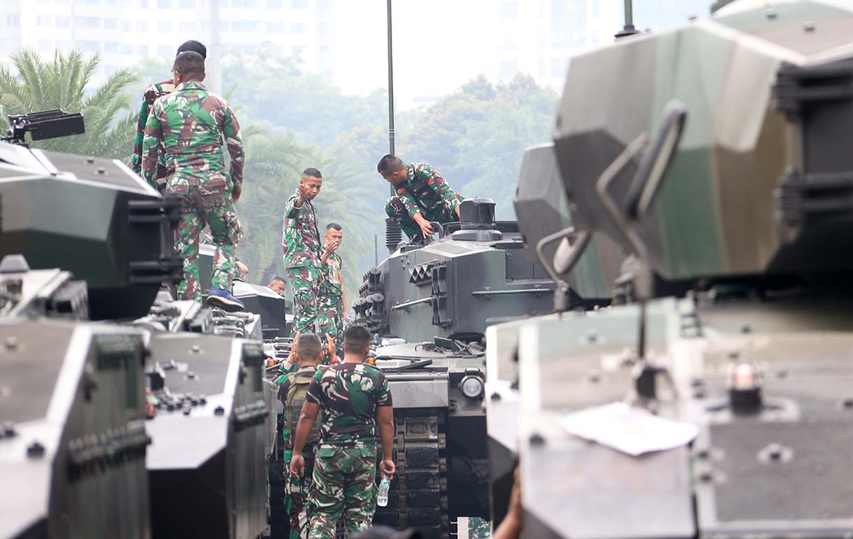 Prajurit memersiapkan tank di lapangan silang Monas Jakarta memeringati HUT TNI ke-80. (BeritaNasional/Oke Atmaja)