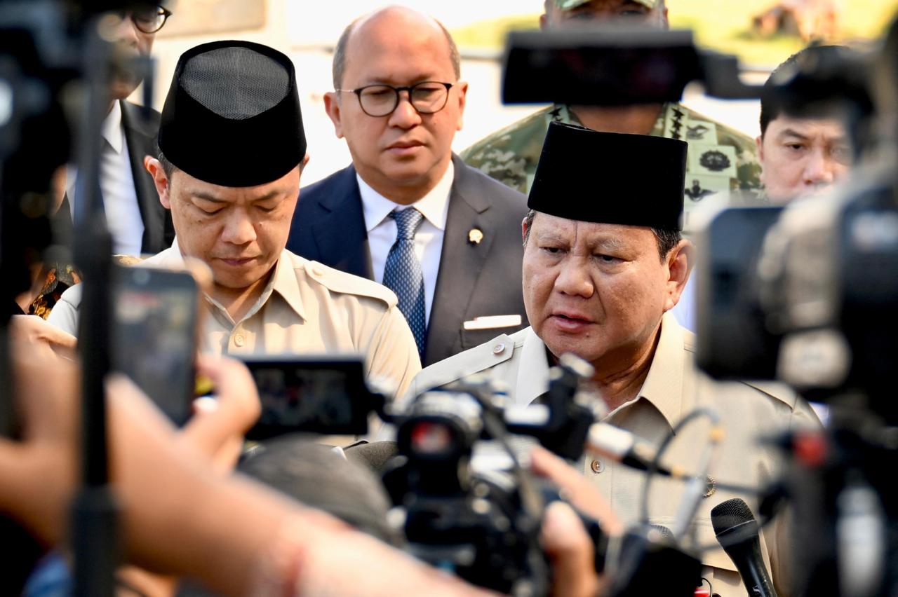 Presiden Prabowo Subianto memberikan keterangan kepada wartawan di Bandara Halim Perdanakusuma. (BeritaNasional/Setpres)