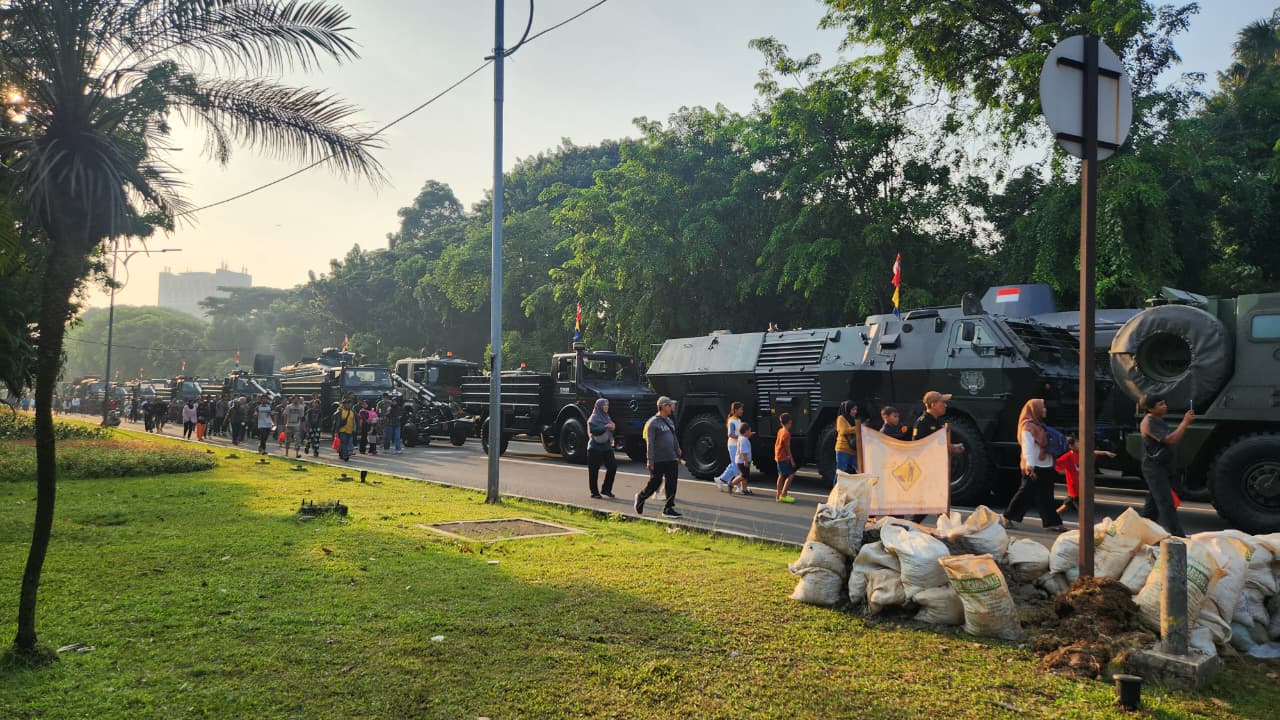 Belbagai alutsista dipamerkan di kawasan Monas Jakarta Pusat. (BeritaNasional/Panji)