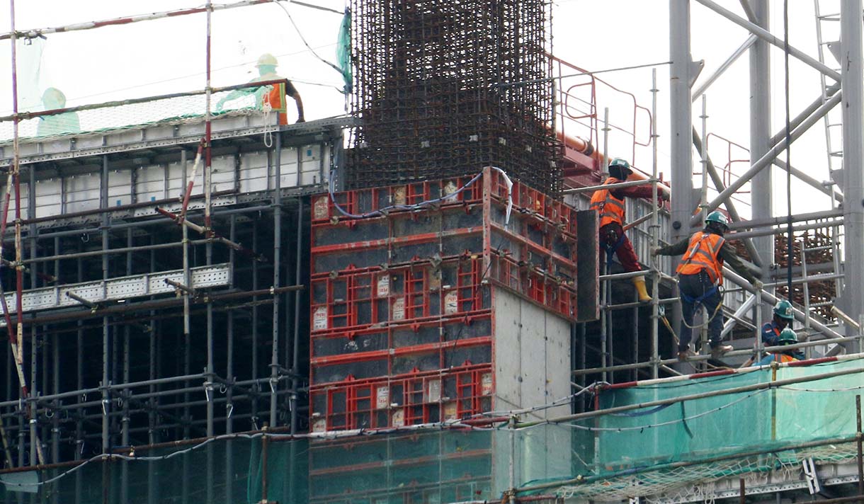 Pekerja mengerjakan proyek pembangunan gedung bertingkat di Jakarta, Jumat (10/10/2025).  (Beritanasional.com/Oke Atmaja)