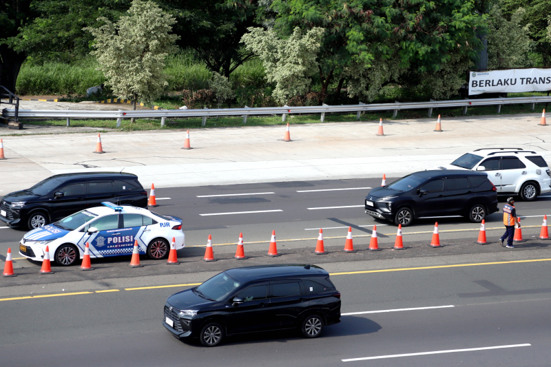 Rekayasa lalu lintas di Tol Jakarta-Cikampek. (BeritaNasional/Elvis Sendouw)