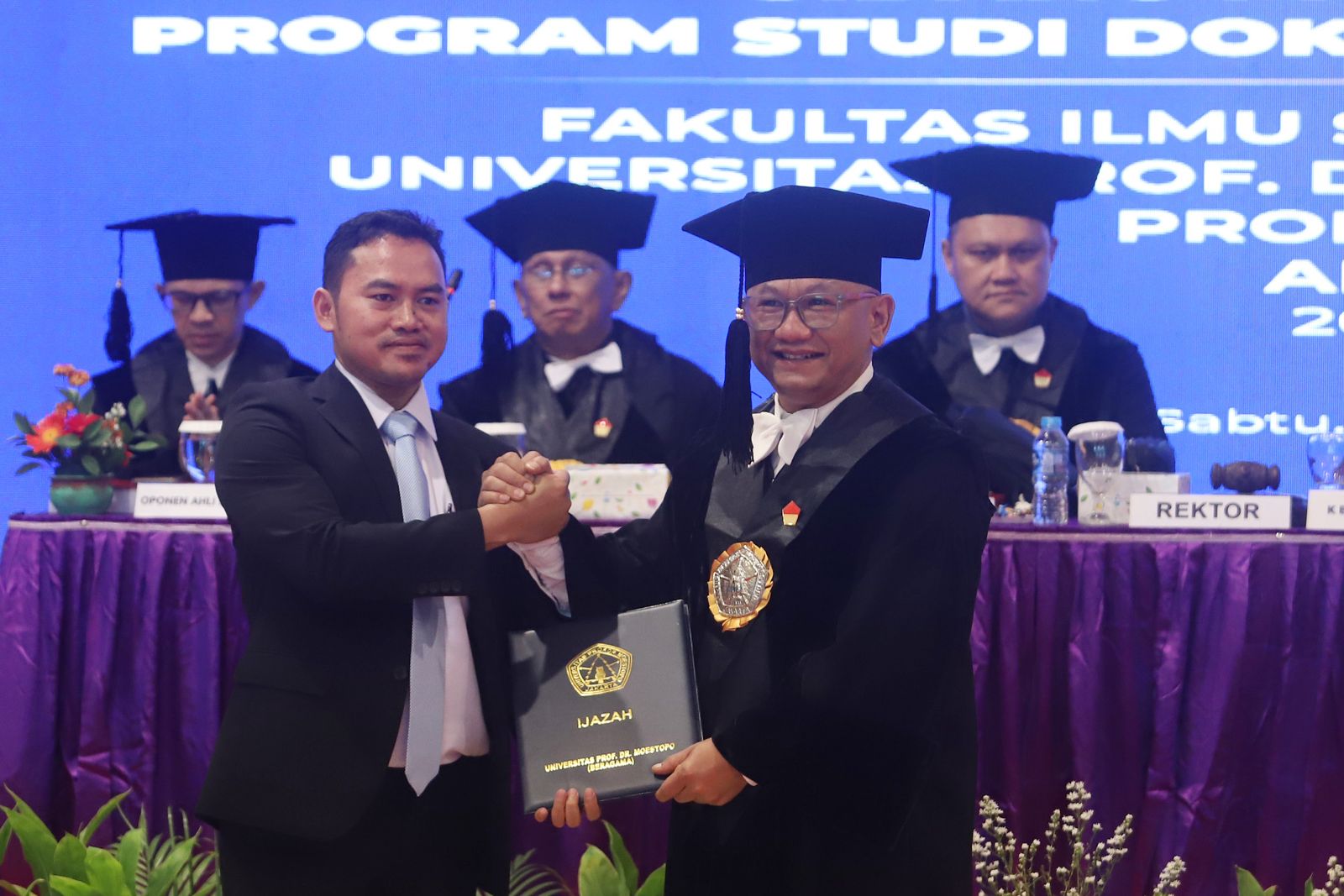 Rektor Universitas Moestopo: Pendidikan Tinggi Bukan Masalah Biaya, tapi Motivasi Promosi doktor administrasi publik Universitas Prof. Dr. Moestopo (Beragama), Ariawan (kiri) bersama rektor Syaifullah. (BeritaNasional/Elvis)
