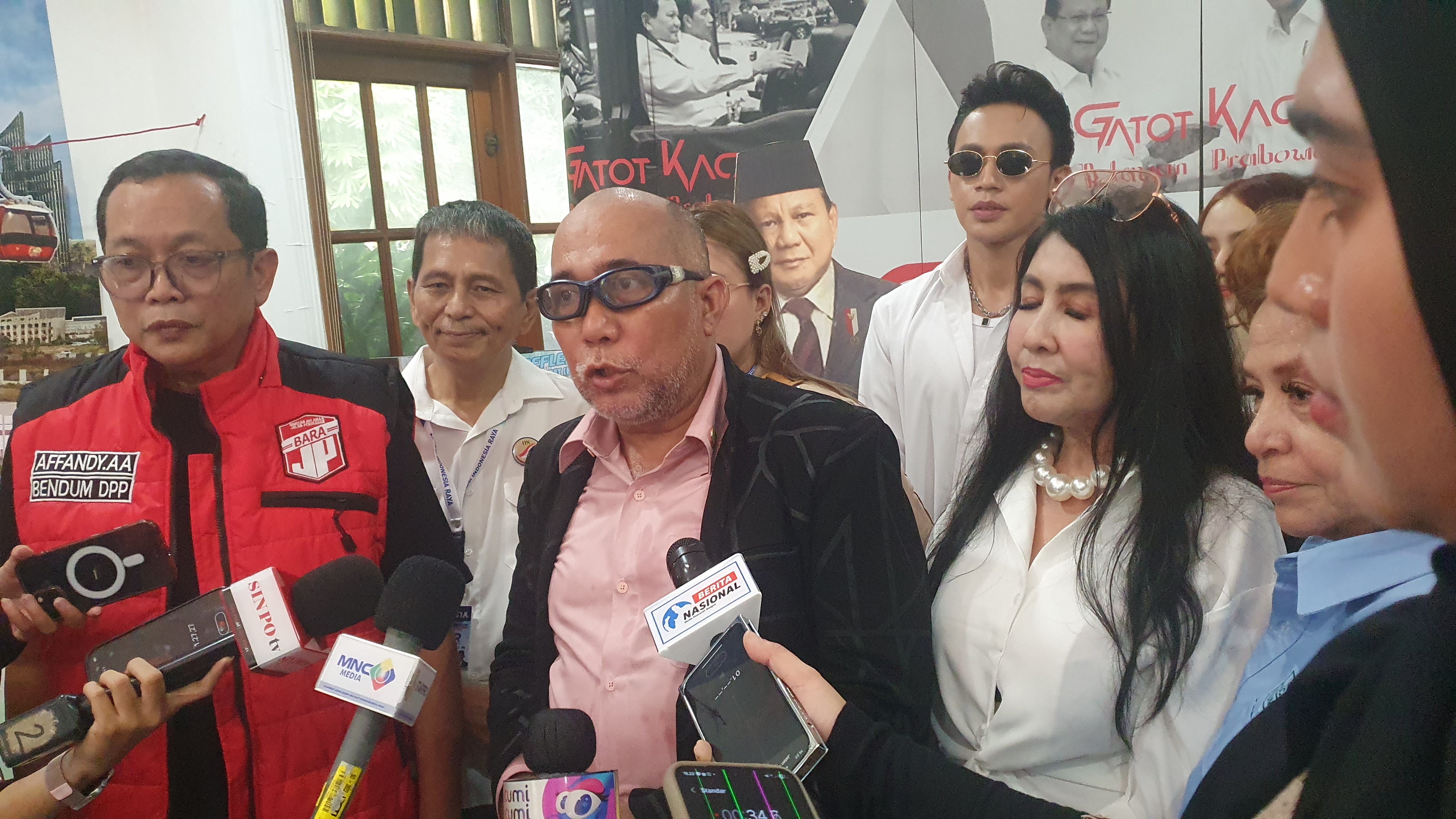 Relawan Aliansi Indonesia Raya Gelar Syukuran Ulang Tahun ke-74 Presiden Prabowo. (BeritaNasional/Bachtiar)