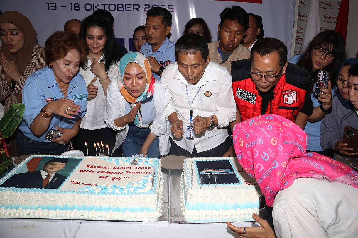 Sejumlah kelompok relawan yang tergabung dalam Aliansi Indonesia Raya (AIR) turut menggelar acara syukuran atas bertambah usianya Presiden Prabowo Subianto yang kini menginjakan usia ke 74 tahun di Jakarta, Jumat (17/10/2025).(Beritanasional.com/Oke Atmaja)