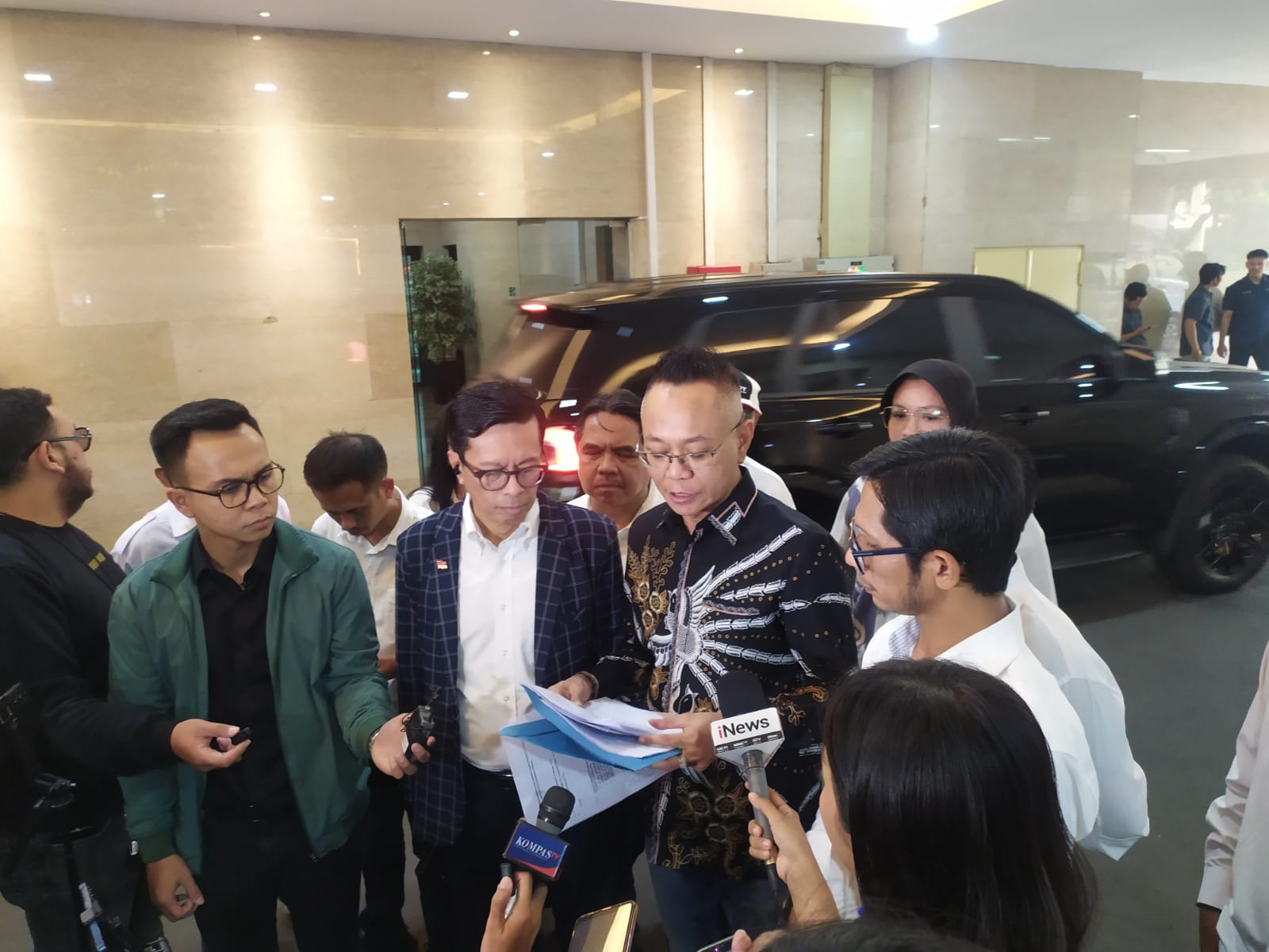 Relawan Jokowi tiba-tiba geruduk Mabes Polri minta Polda Metro ditegur. (Foto/Bachtiarudin)