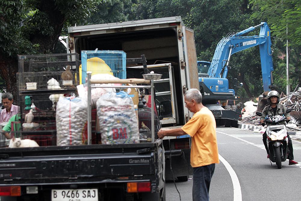 Pedagan mengangkut barang dagangan ke truk saat pembongkaran Pasar Barito. (BeritaNasional/Elvis Sendouw)